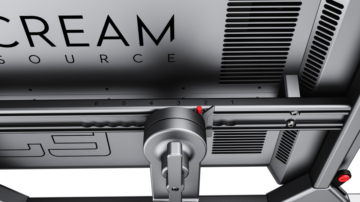 Creamsource C3: trilho horizontal numerado de 1 a 6 com trava vermelha e botão PRESS