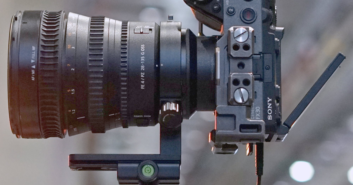 Sony FX3 em palco, exemplo do corpo compacto da Cinema Line em produção