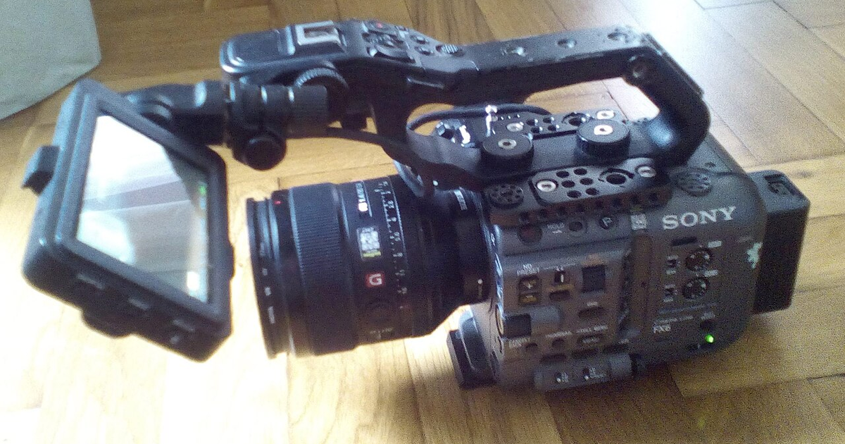Sony FX6 em close, corpo de ombro da Cinema Line com visor e handle