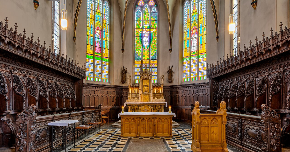 Interior de igreja com altar e luz de vitral, referência de nave para culto e casamento